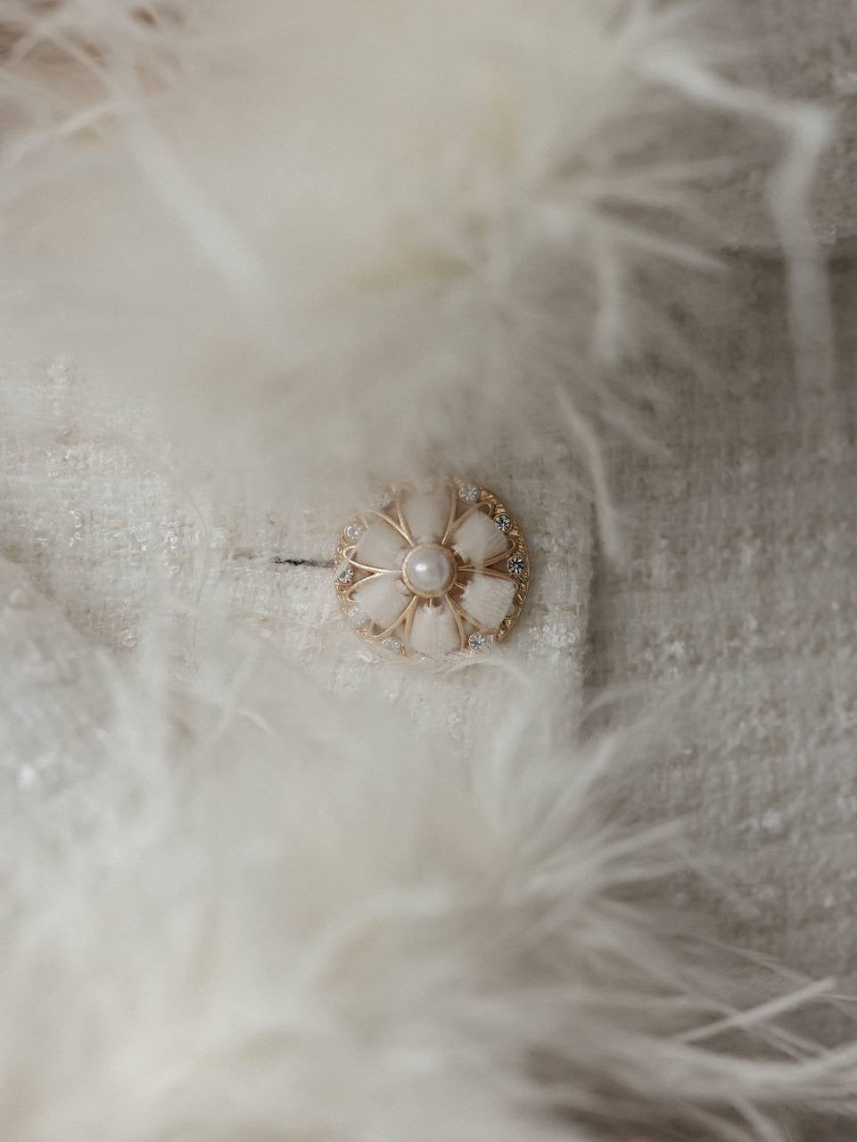 Tüy Manşetli Zarif Beyaz Tüvit Elbise