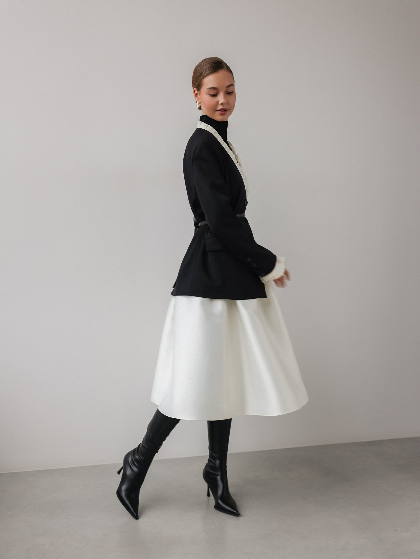 Siyah Kuğu Fırfırlı Ceket