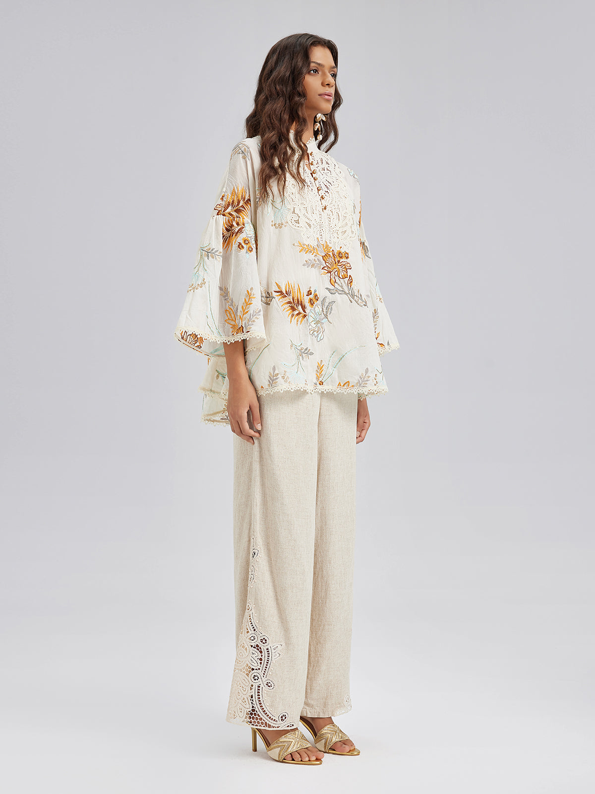 Sanatsal Çiçek Nakışlı Dantel Bluz