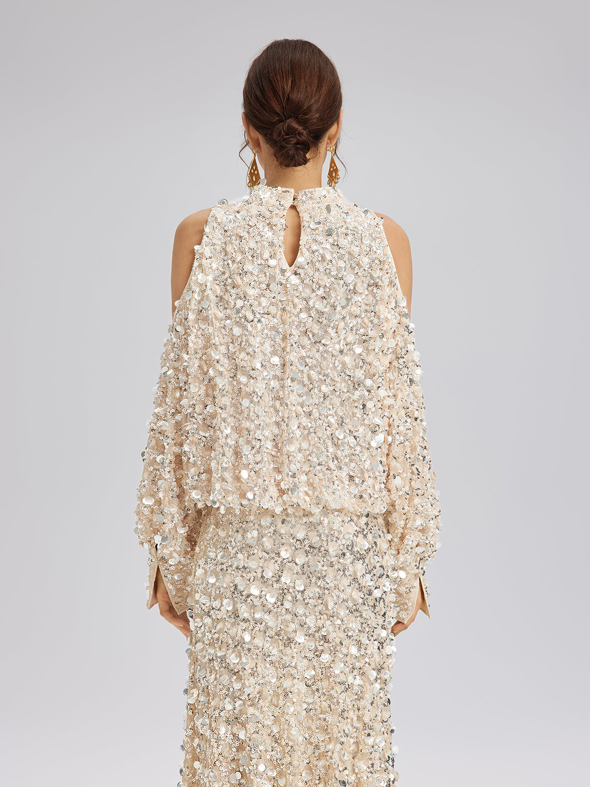 3 Boyutlu Pullu Omzu Açık Bluz