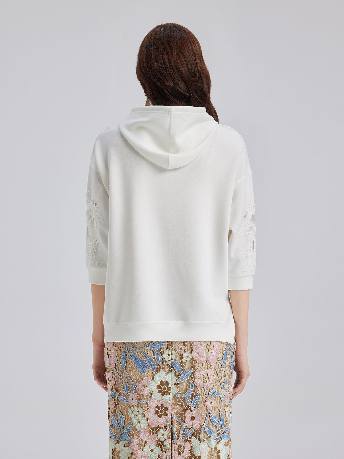 Özel Pencereli Nakışlı Kısa Kollu Kapüşonlu