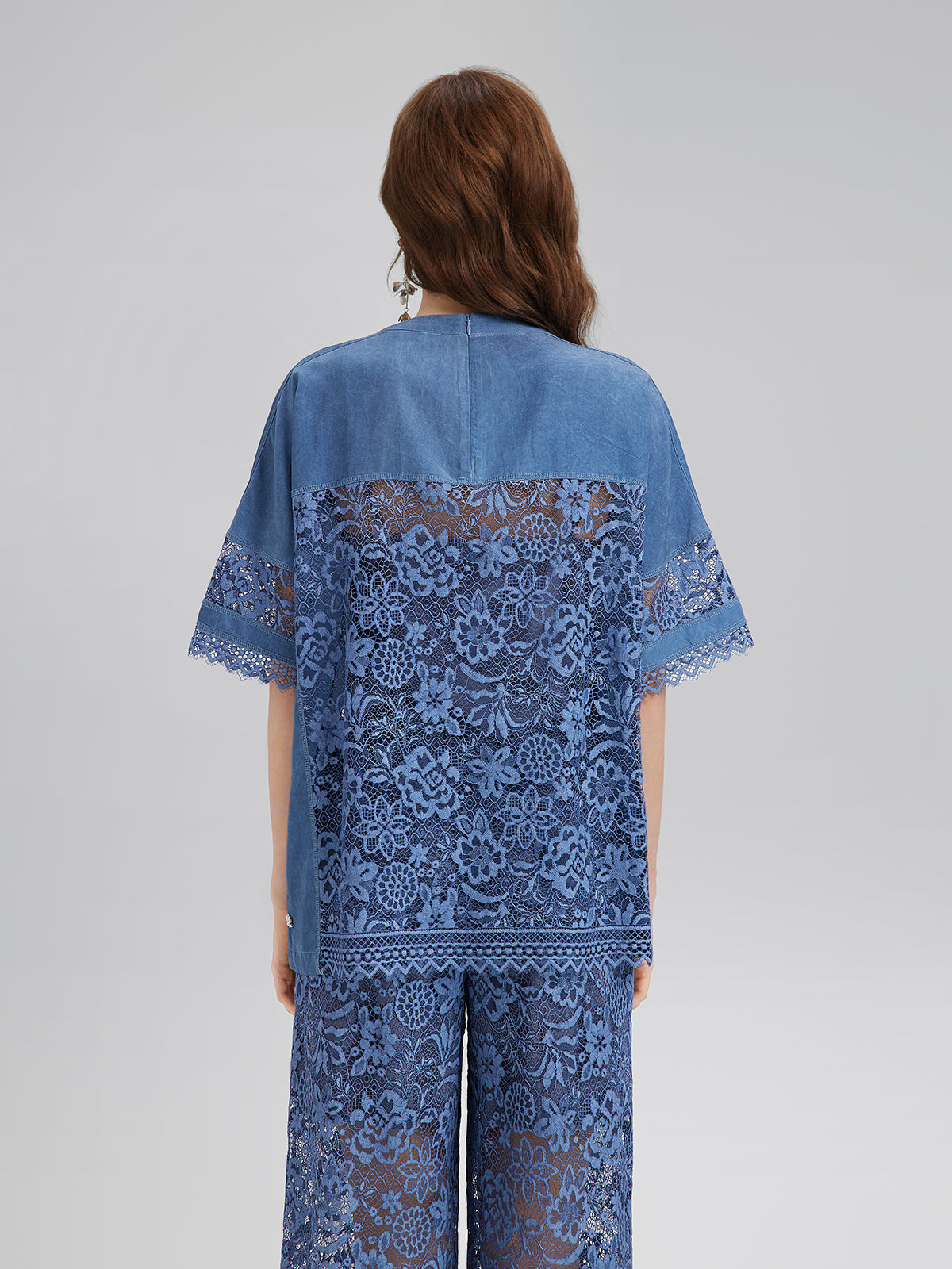 El İşlemeli Boncuklu Dantel Parçalı V Yaka Bluz