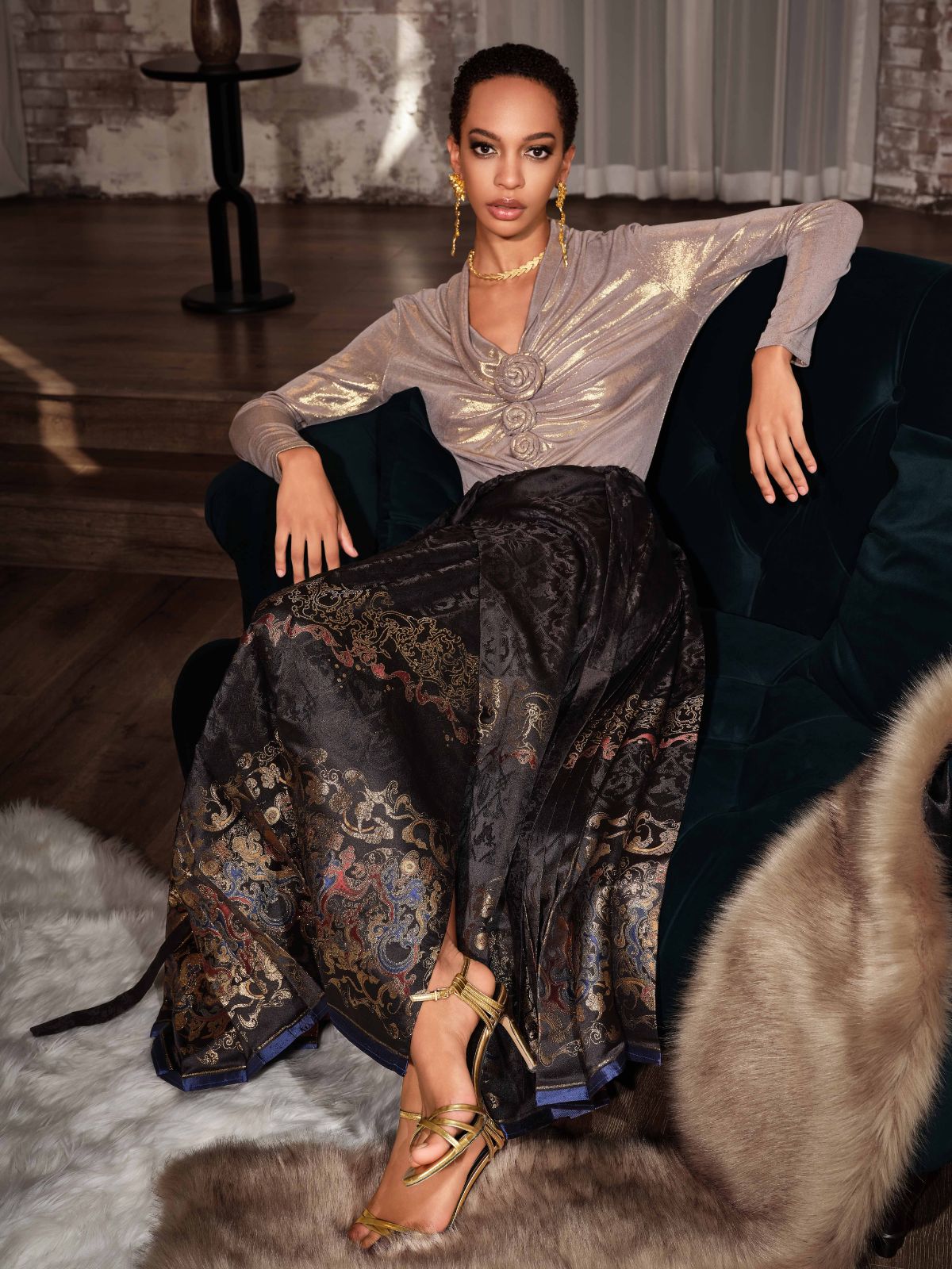 Şık Gül Pileli V Yaka Bluz