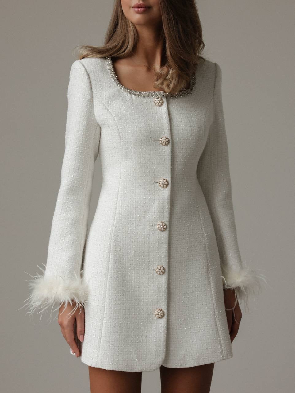 Tüy Manşetli Zarif Beyaz Tüvit Elbise