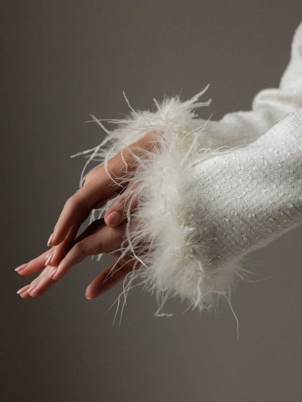 Tüy Manşetli Zarif Beyaz Tüvit Elbise