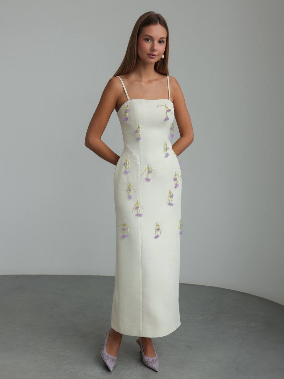 Zarif Çiçekli Fildişi Midi Elbise