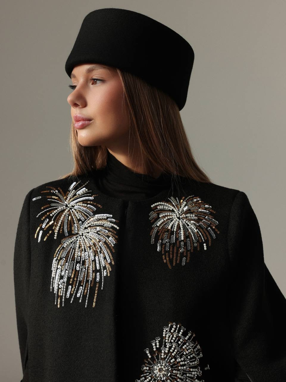 Gece Yarısı Kutlama İşlemeli Pelerin