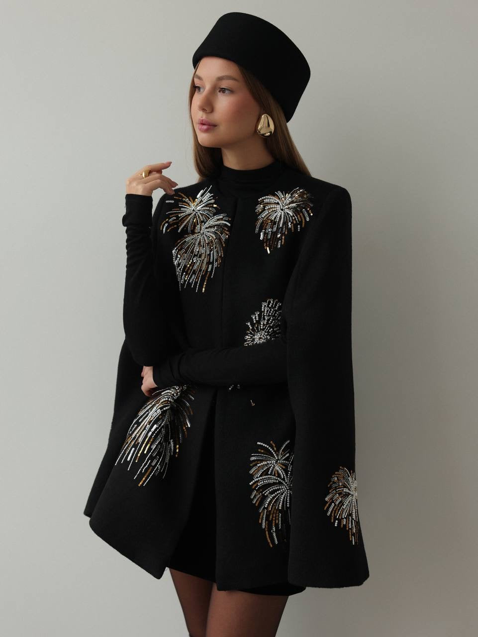 Gece Yarısı Kutlama İşlemeli Pelerin