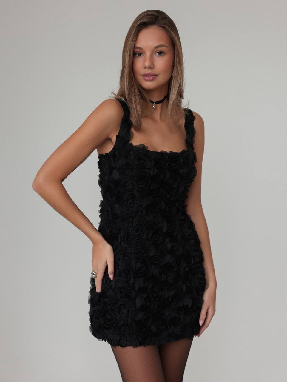 Gül Dokulu Zarif Siyah Mini Elbise