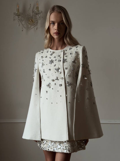 İşlemeli Beyaz Pelerin