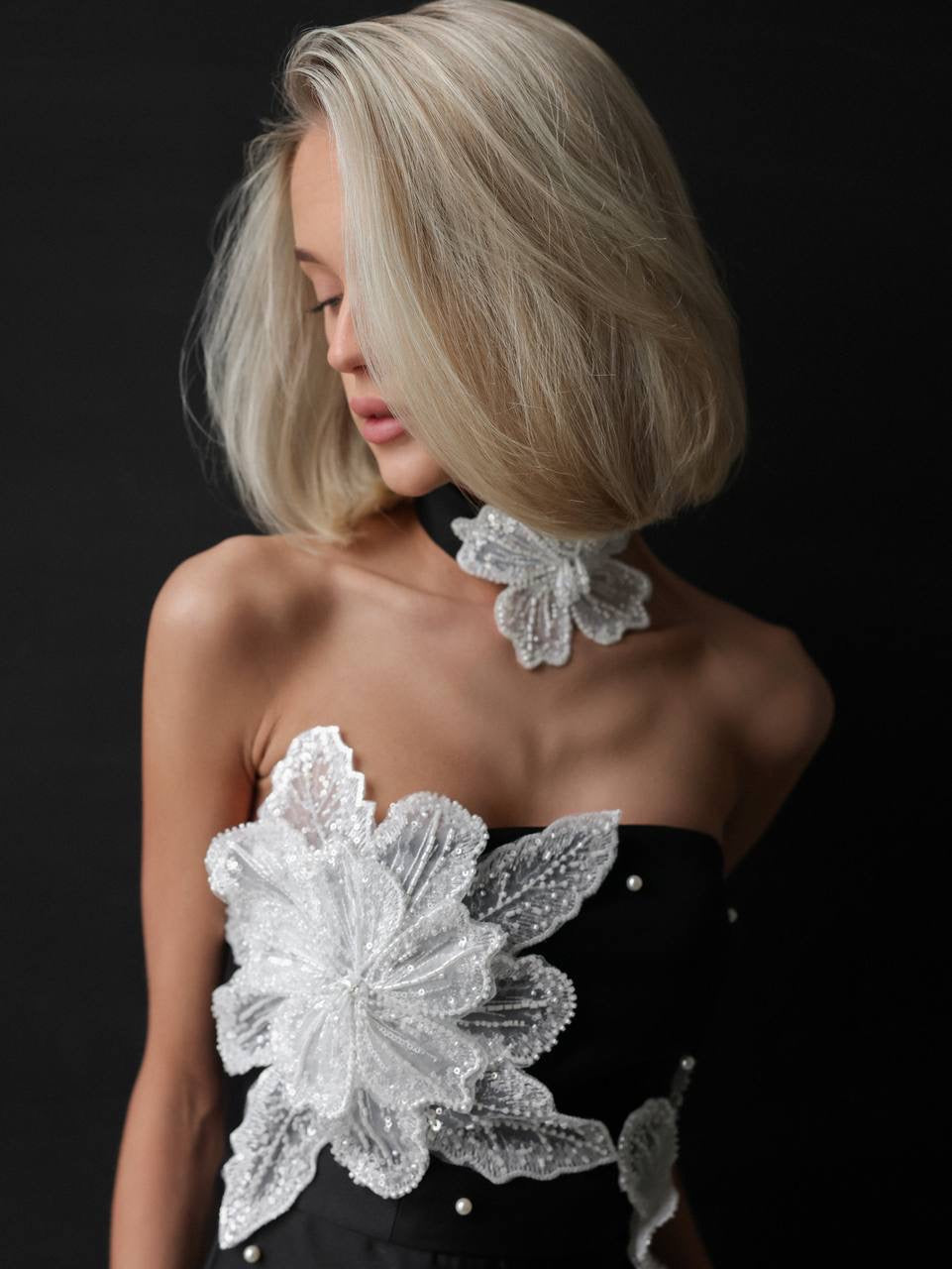 Çiçek İşlemeli Siyah Mini Elbise