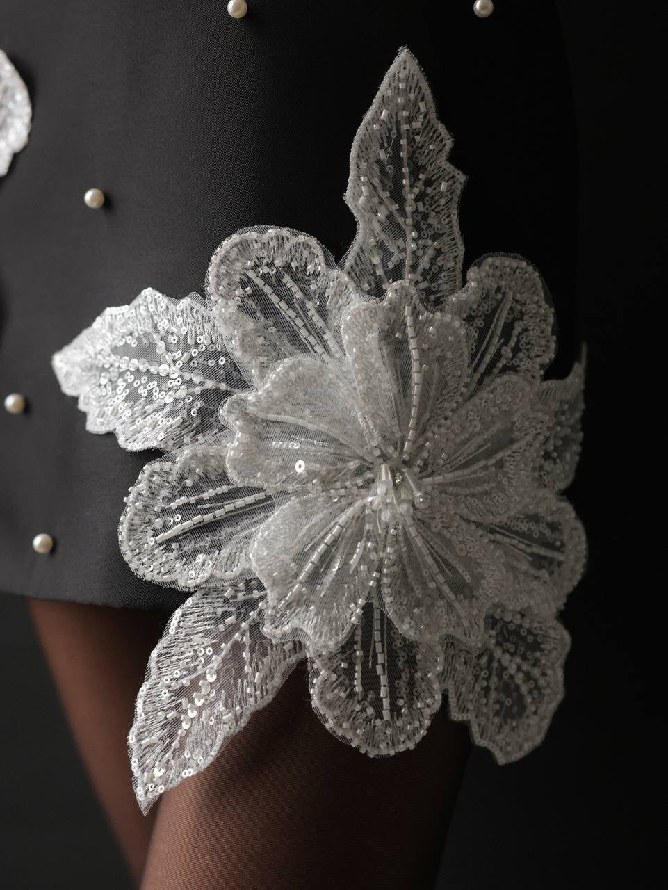 Çiçek İşlemeli Siyah Mini Elbise