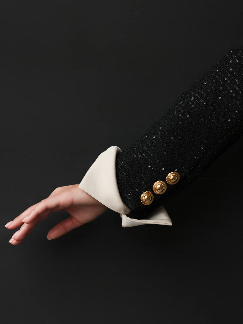 Altın Düğmeli Zarif Siyah Tüvit Midi Elbise