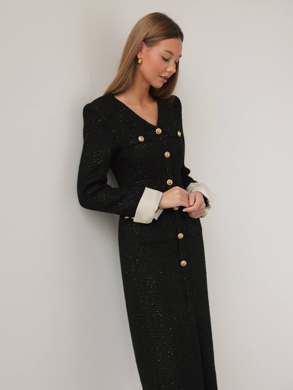 Altın Düğmeli Zarif Siyah Tüvit Midi Elbise