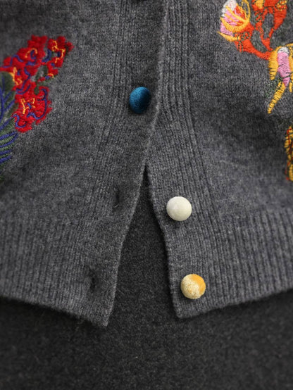 Çiçek Nakışlı Gri Hırka