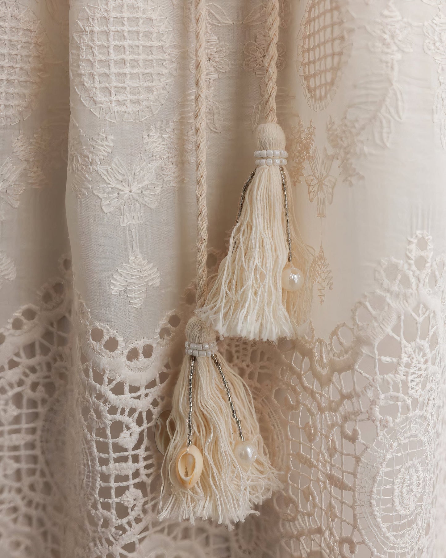 İnci Nakışlı Dantel Midi Elbise