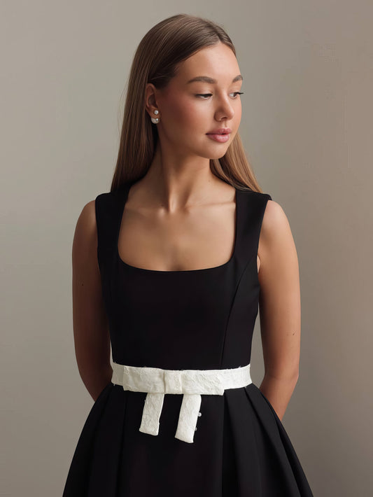 Siyah Kemerli Pileli Midi Elbise