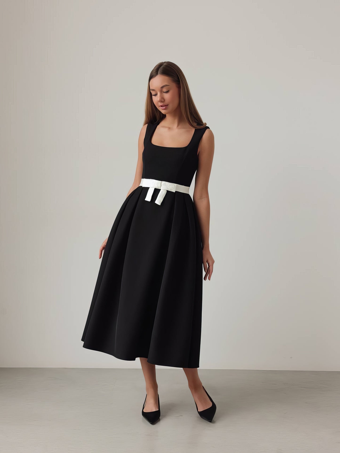 Siyah Kemerli Pileli Midi Elbise