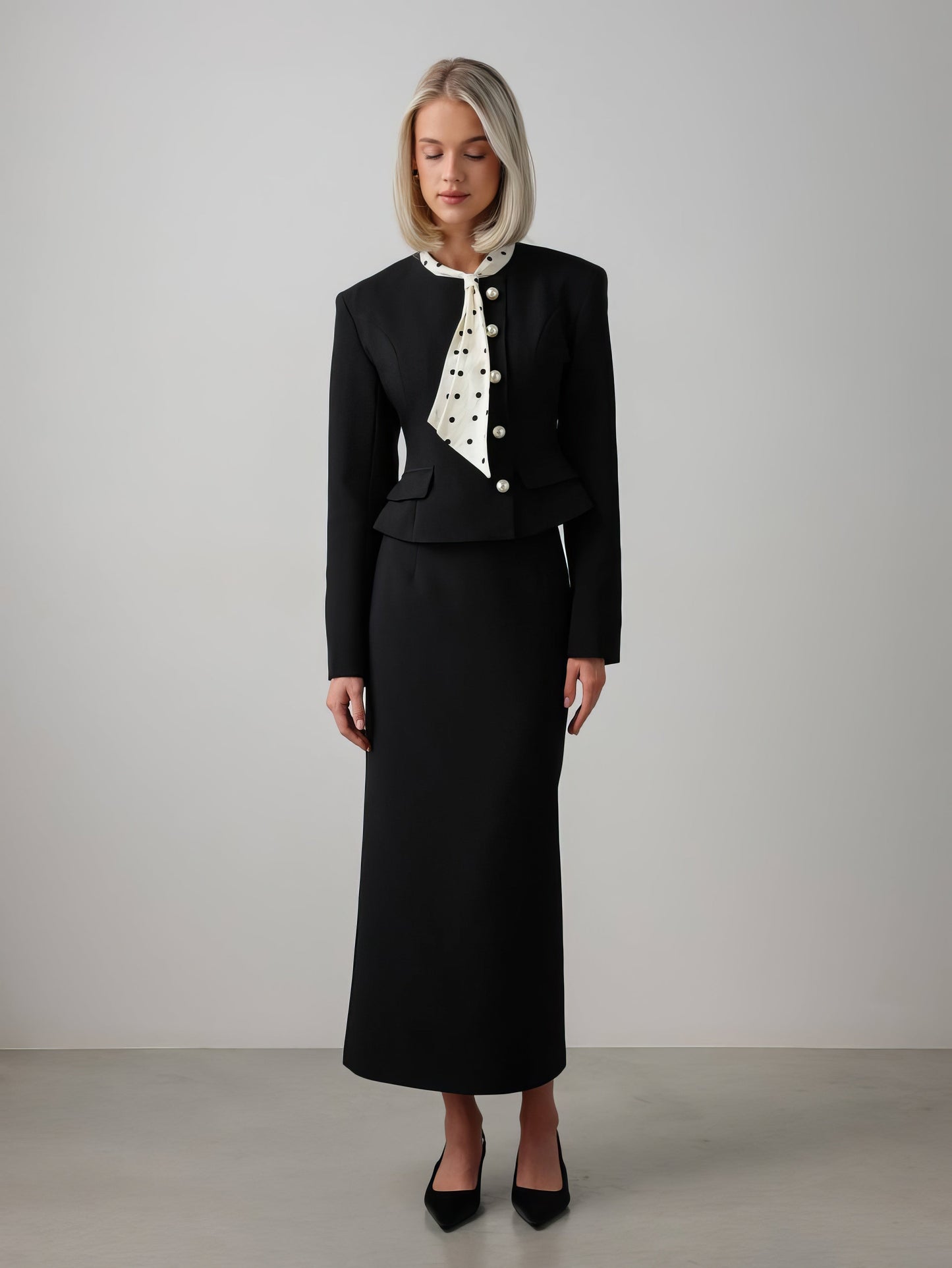 Puantiyeli Fular Detaylı Siyah Takım