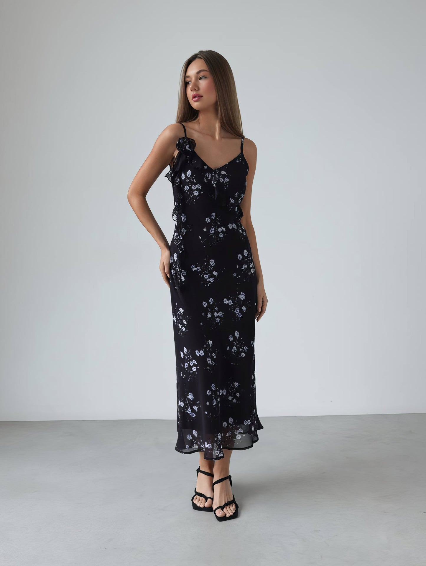 Romantik Çiçek Desenli Siyah Midi Elbise