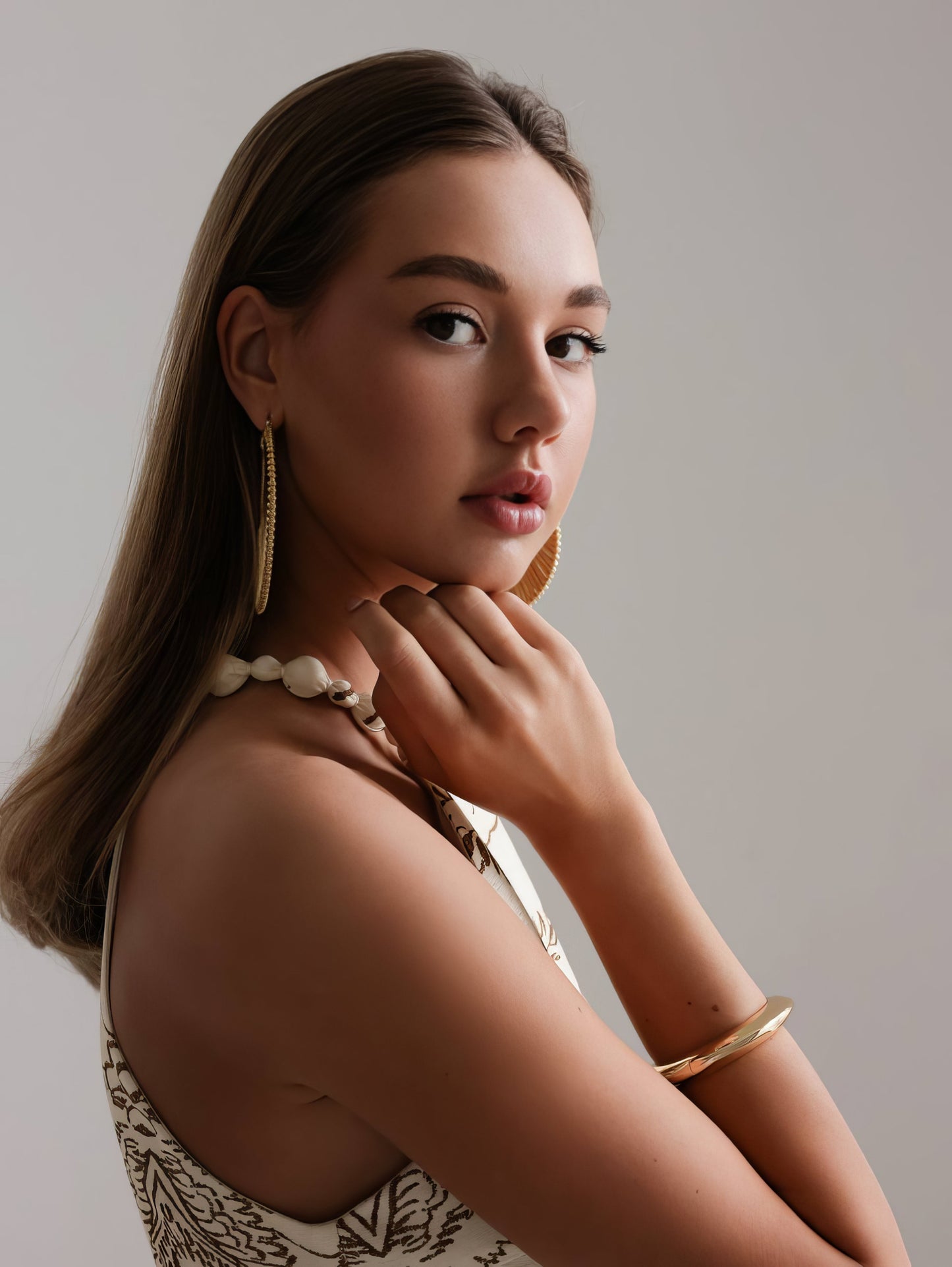 Nakışlı Zarif Bej Halter Yaka Elbise