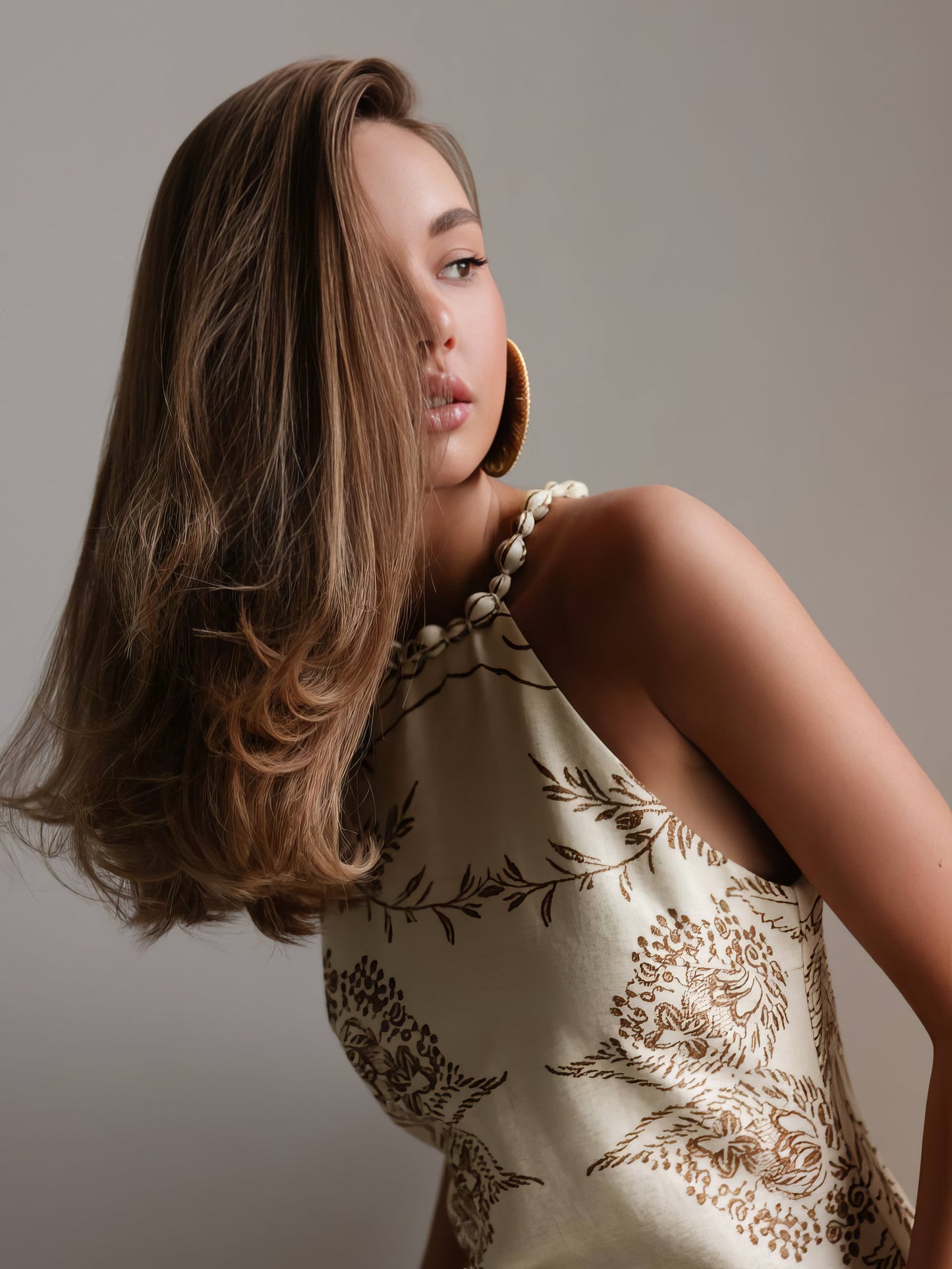 Nakışlı Zarif Bej Halter Yaka Elbise