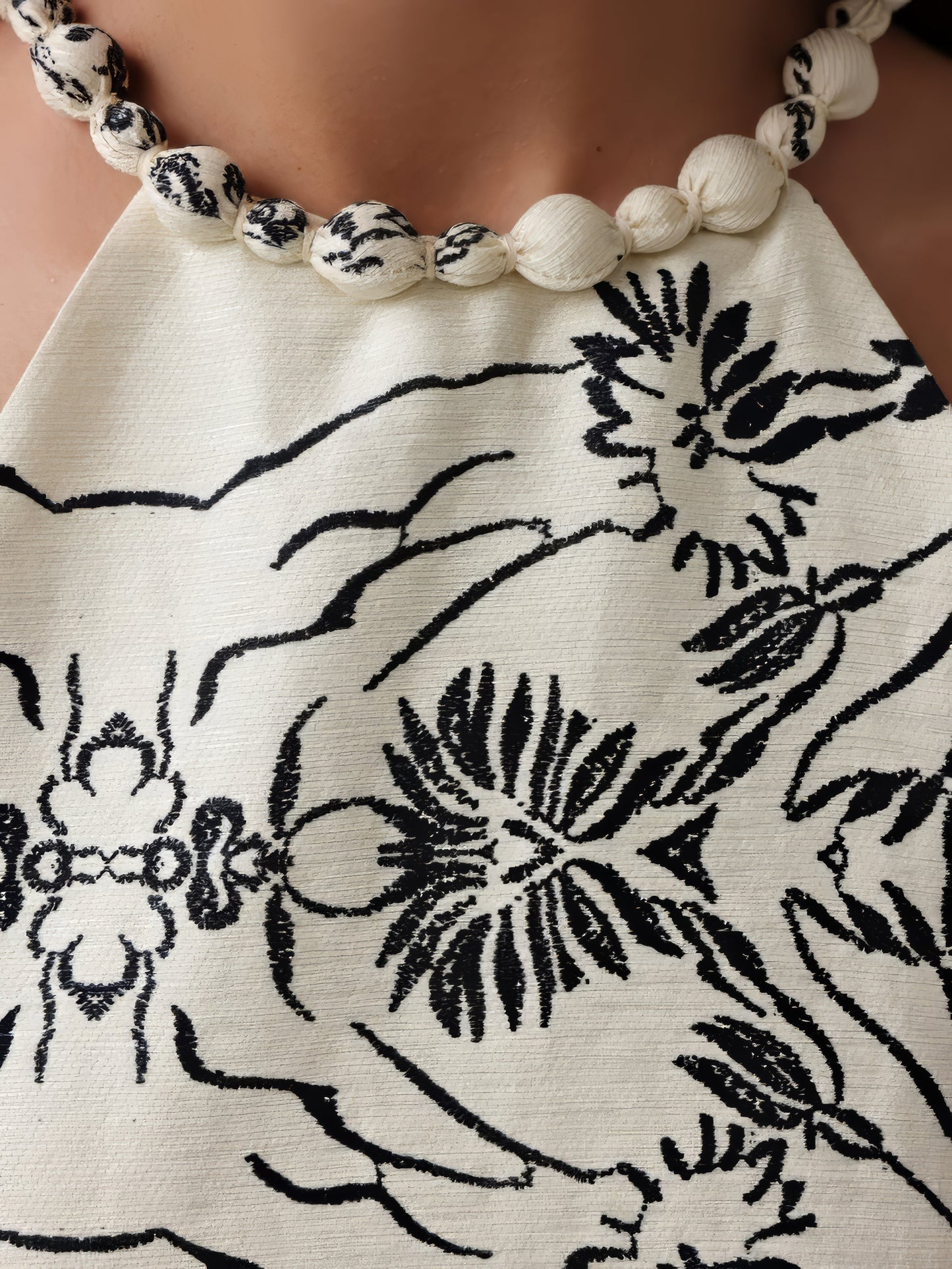 Dökümlü Detaylı Bej Halter Yaka Maxi Elbise