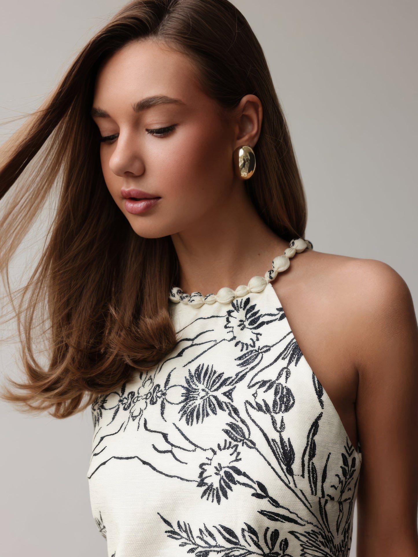 Dökümlü Detaylı Bej Halter Yaka Maxi Elbise