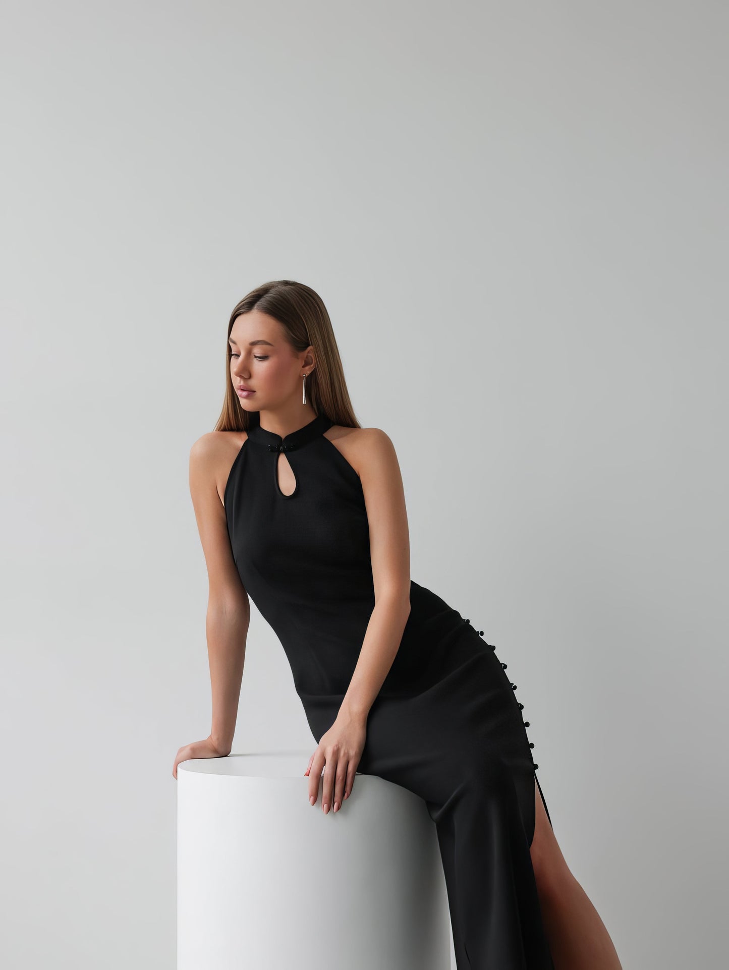 Dekolteli Detaylı Siyah Halter Yaka Midi Elbise