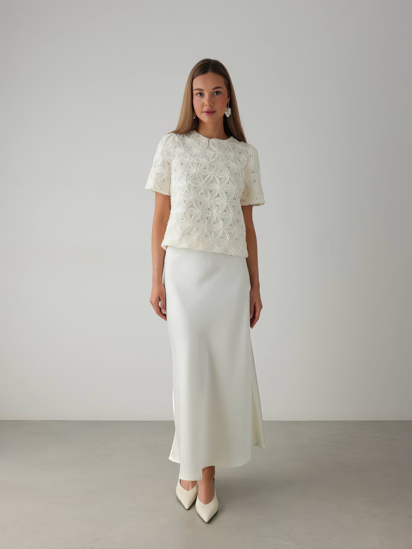 Akışkan Beyaz Düz Kesim Midi Etek