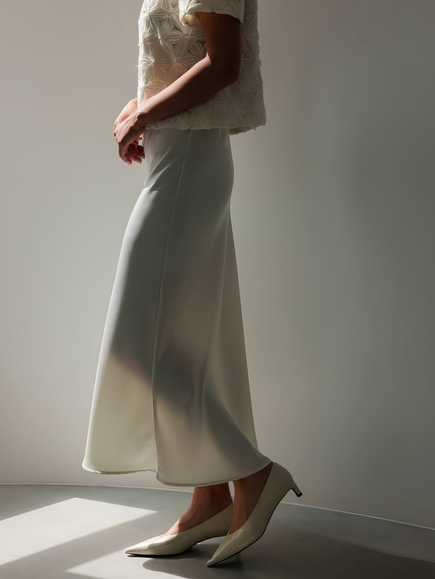 Akışkan Beyaz Düz Kesim Midi Etek