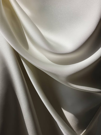 Akışkan Beyaz Düz Kesim Midi Etek