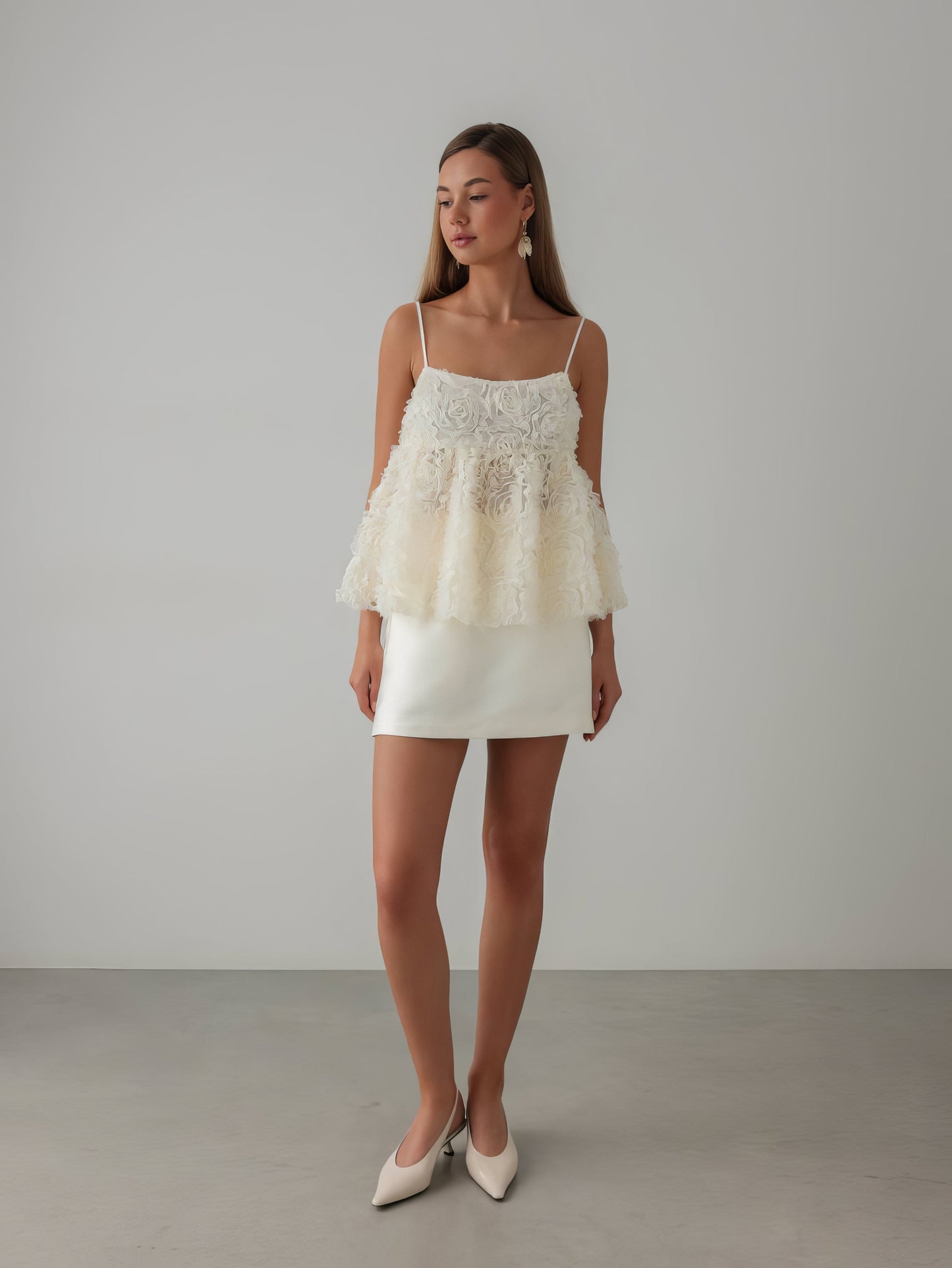 Kabartma Çiçek Desenli Ekru Peplum Bluz