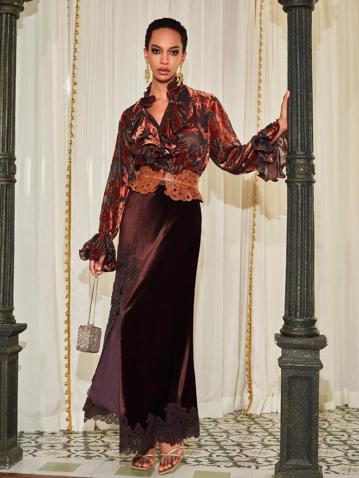 Fransız Dantel Kadife Yırtmaçlı Etek