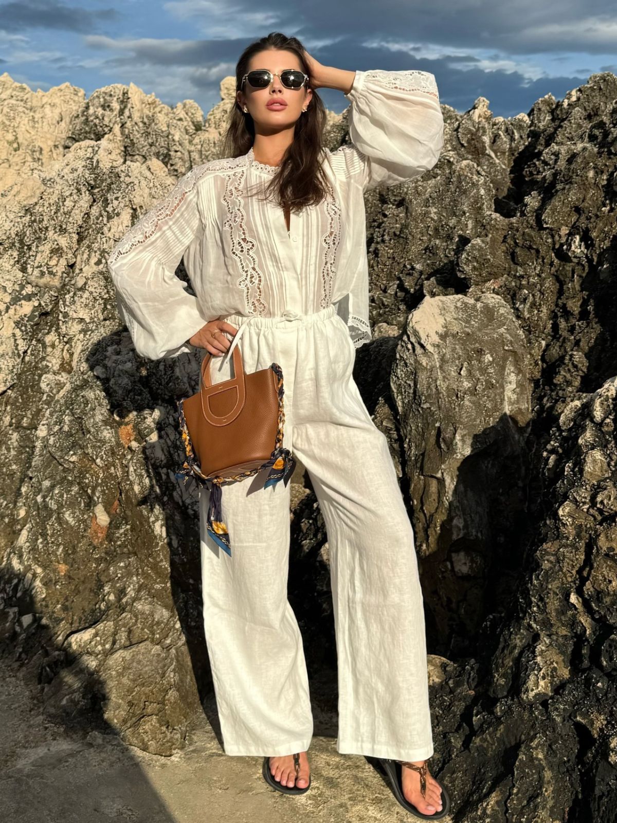 Pileli Delik İşlemeli Nakışlı Bluz