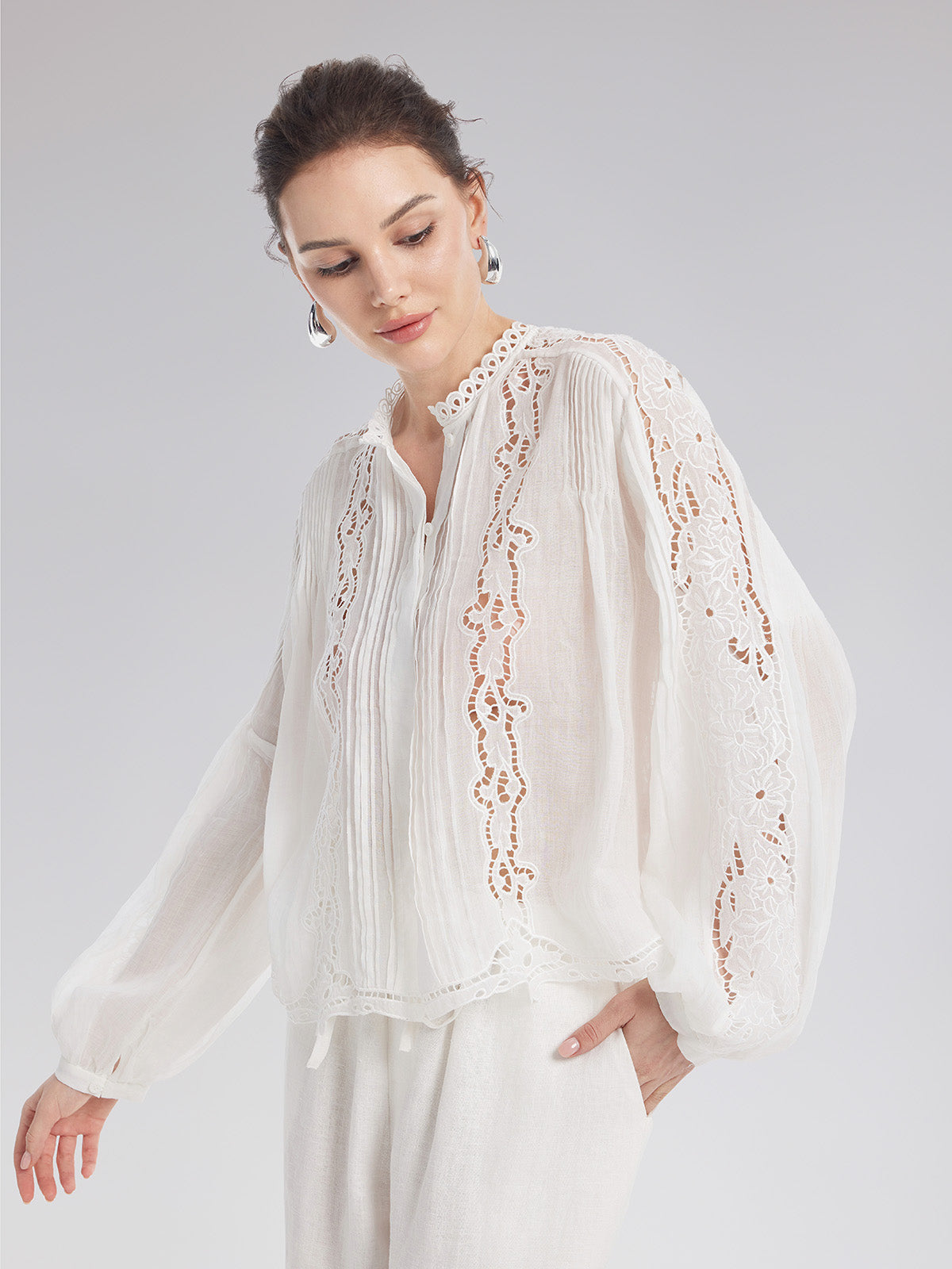 Pileli Delik İşlemeli Nakışlı Bluz