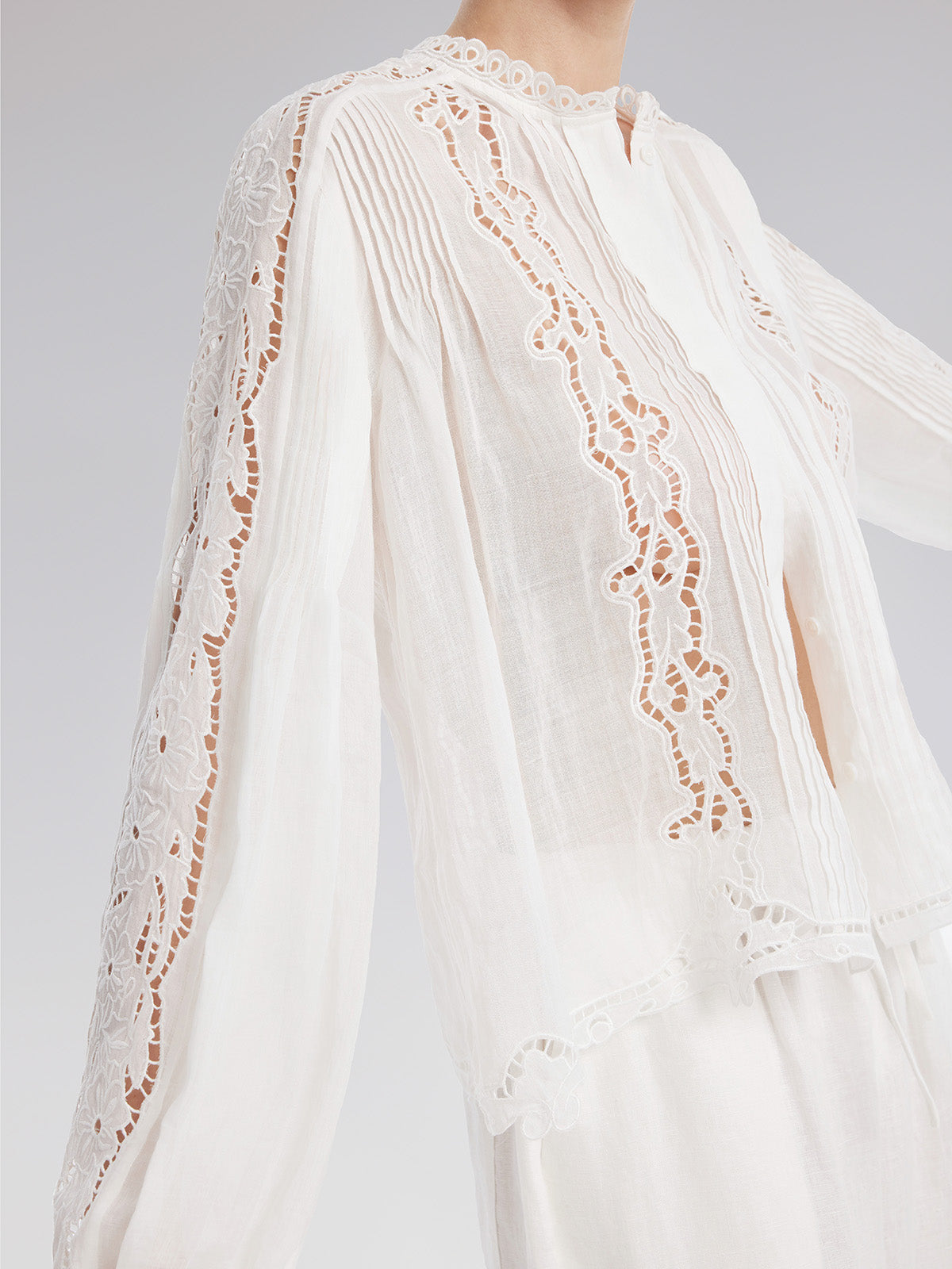 Pileli Delik İşlemeli Nakışlı Bluz