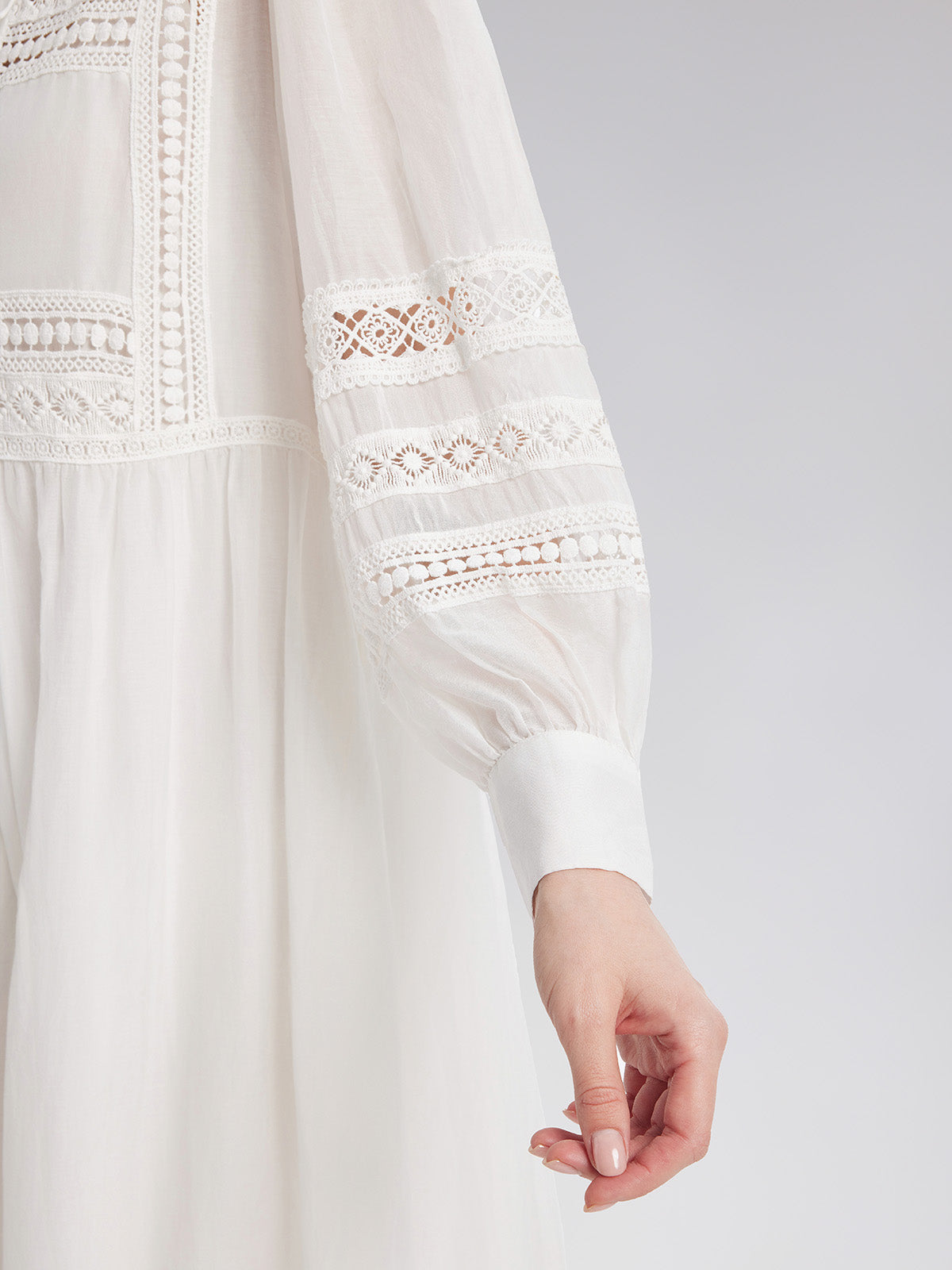 Pencereli Nakışlı Bağcıklı Elbise