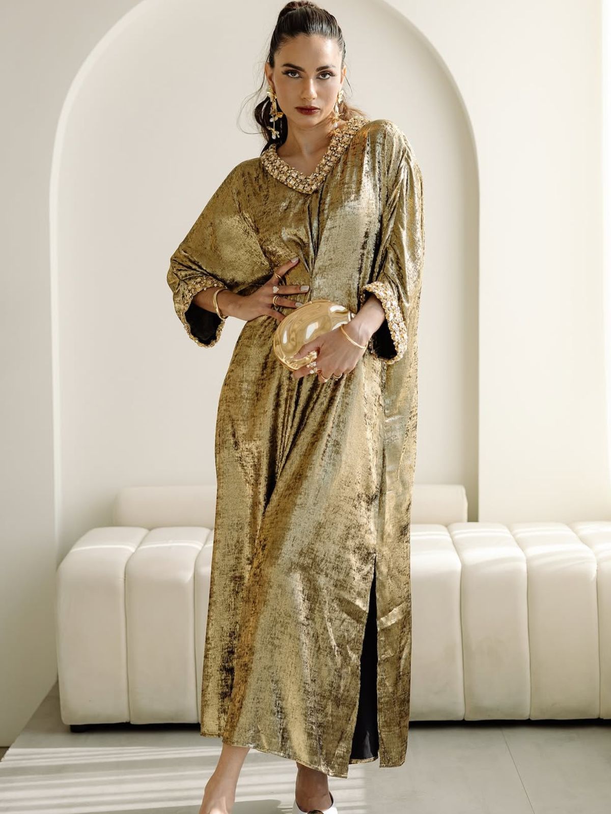 Çarpıcı Altın V Yaka Elbise