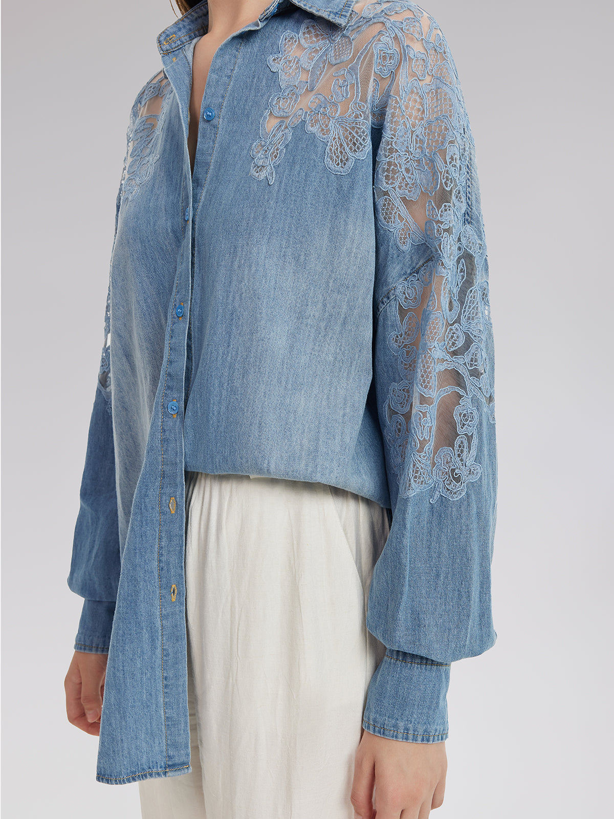 Çiçekli Dantel Parçalı Kot Gömlek