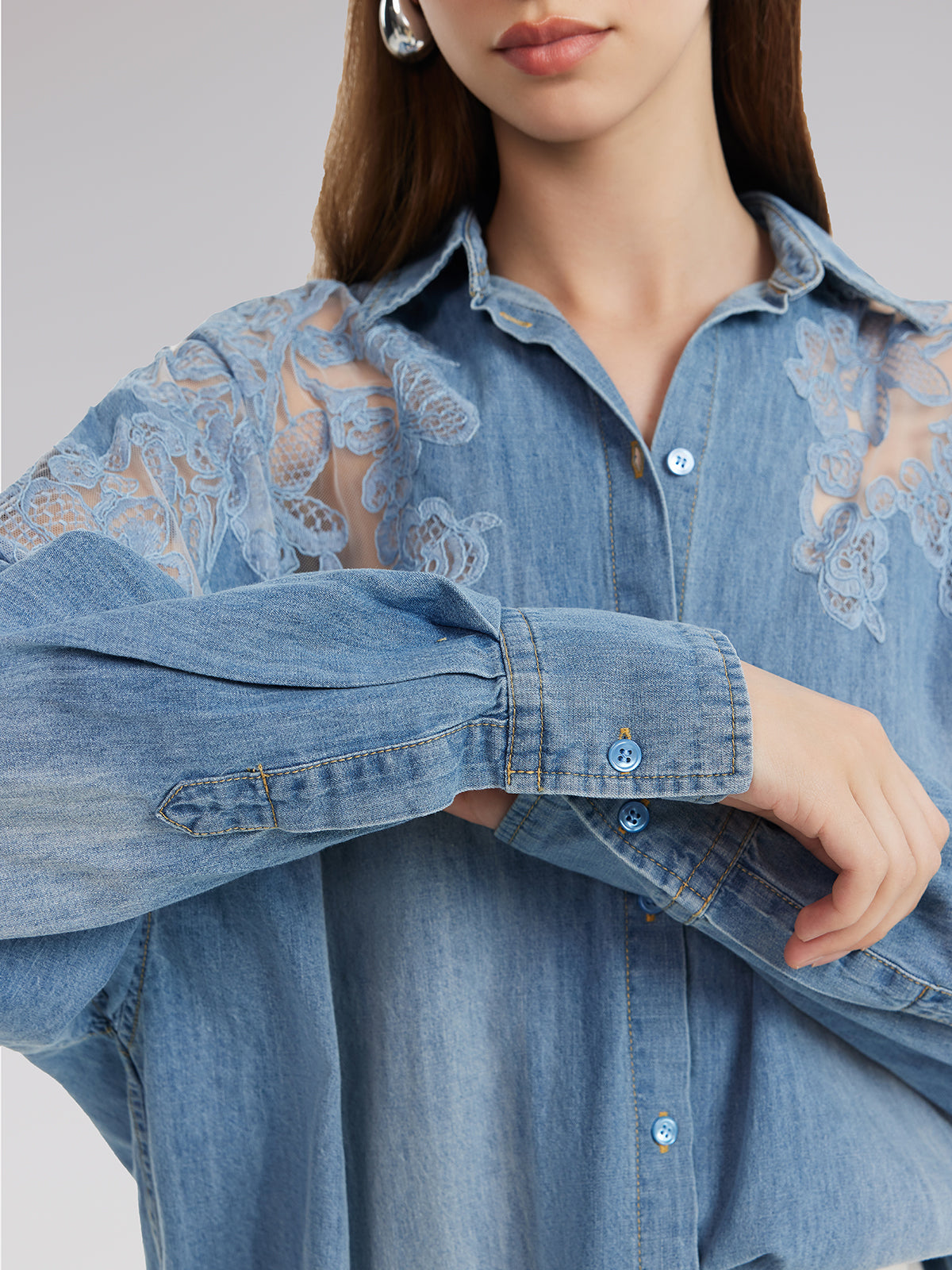 Çiçekli Dantel Parçalı Kot Gömlek