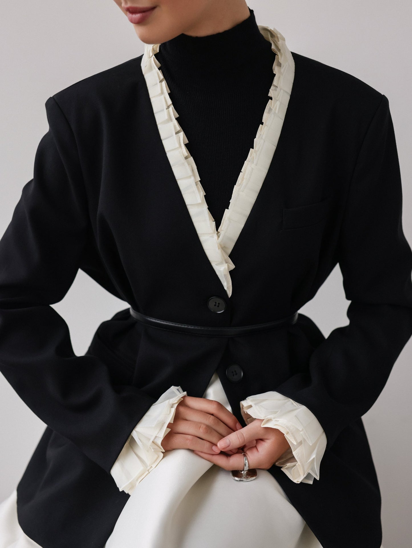 Siyah Kuğu Fırfırlı Ceket