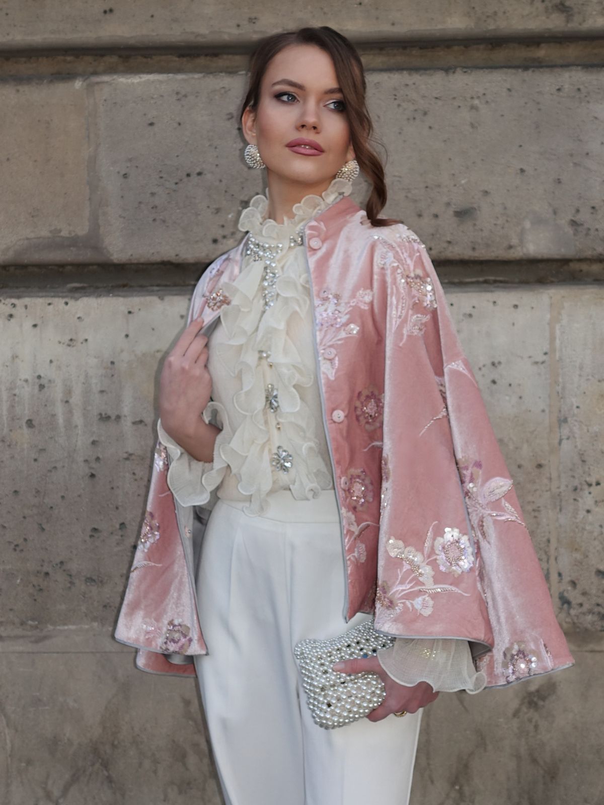 Fırfırlı Hakim Yaka Boncuklu Gömlek