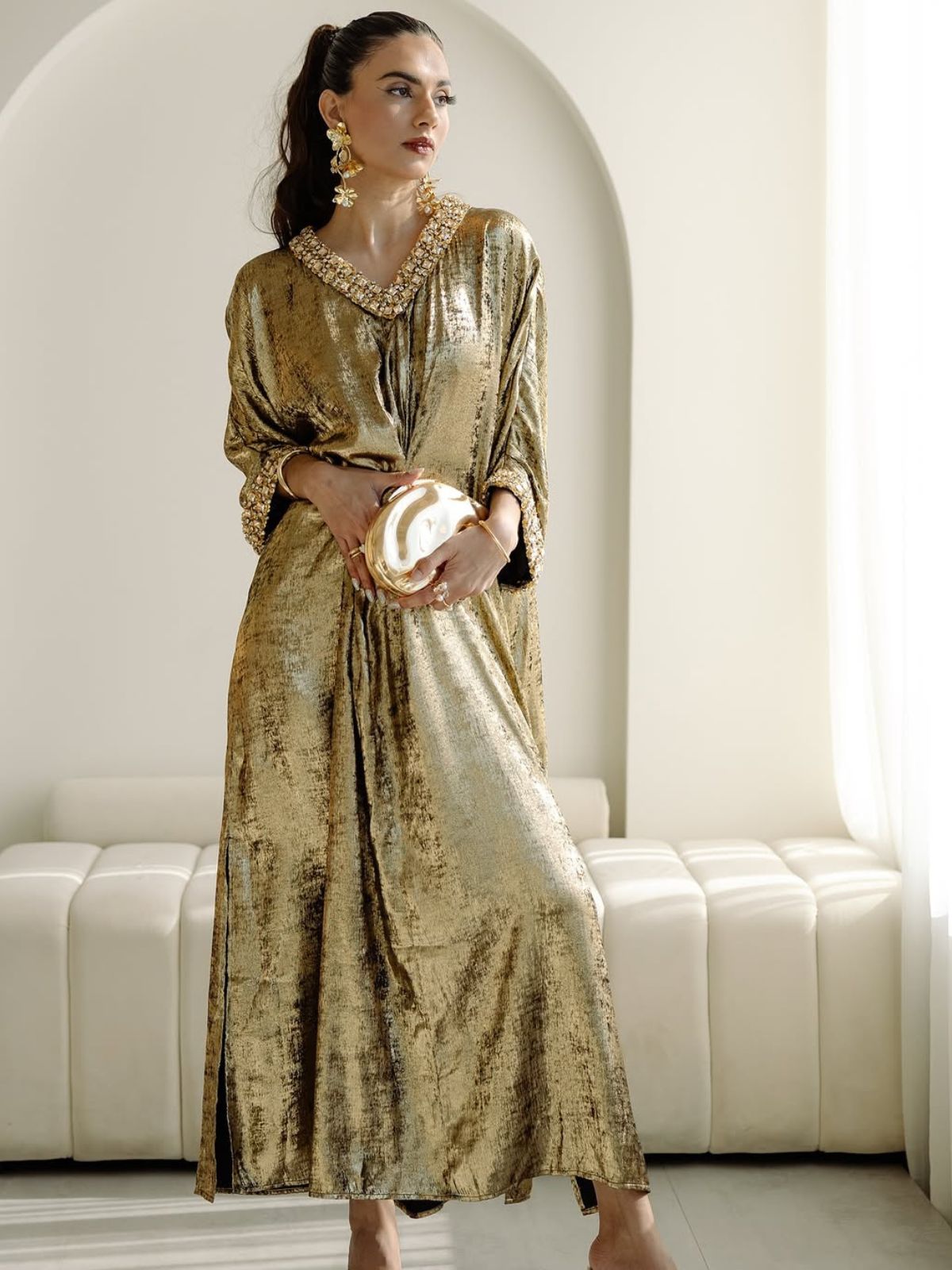 Çarpıcı Altın V Yaka Elbise