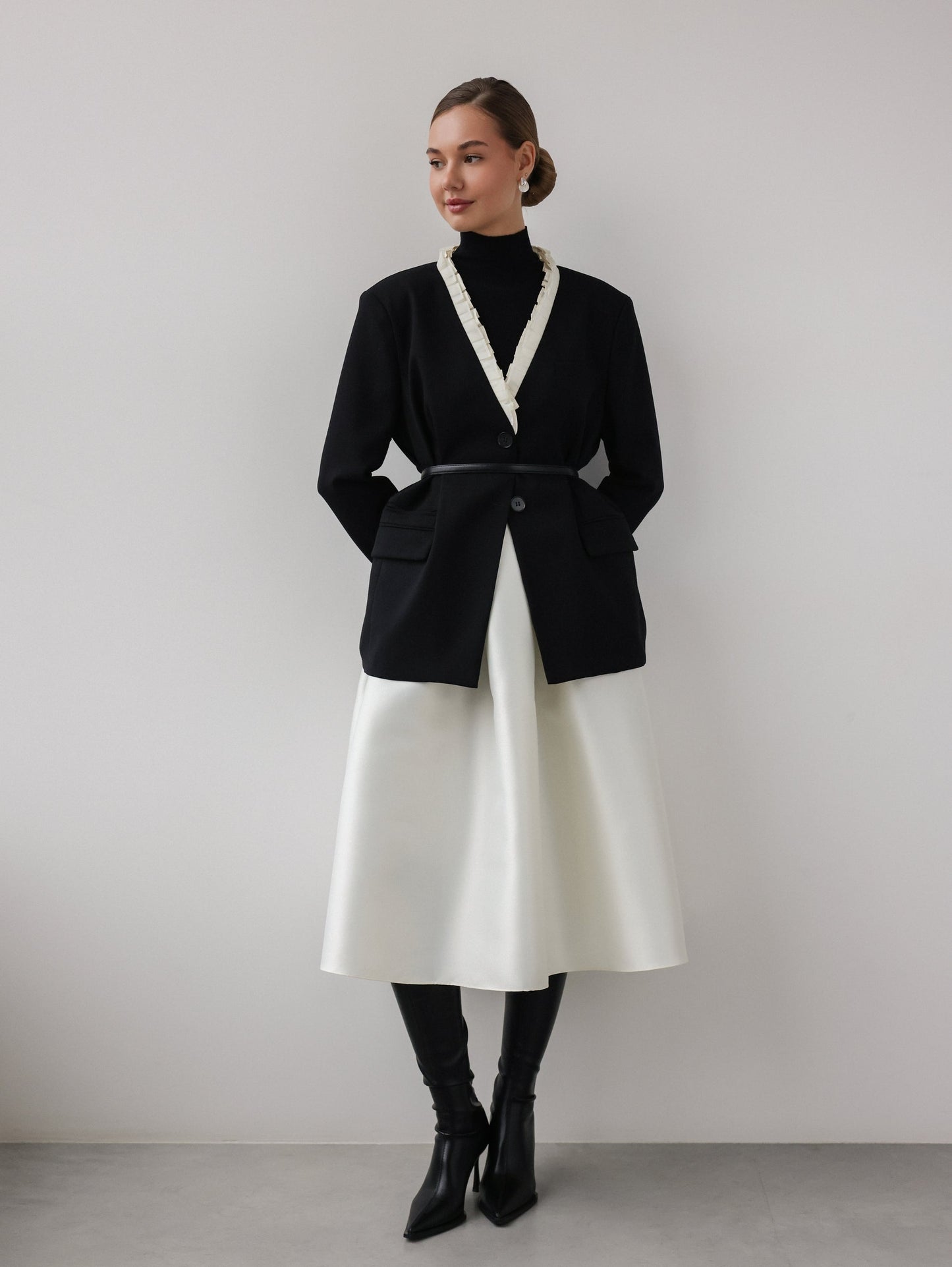 Siyah Kuğu Fırfırlı Ceket