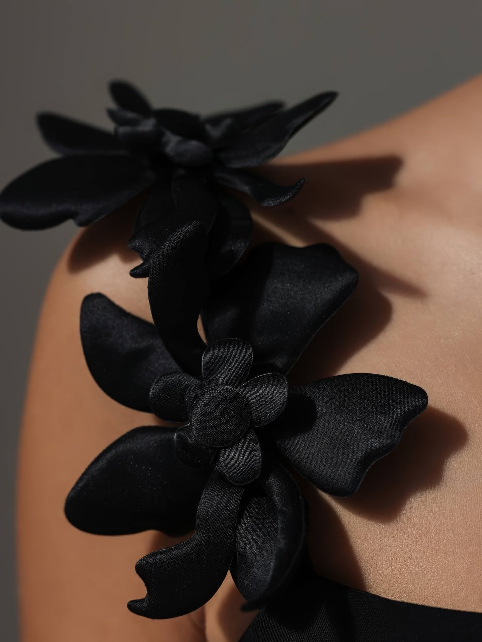 Siyah Çiçek Detaylı Elbise