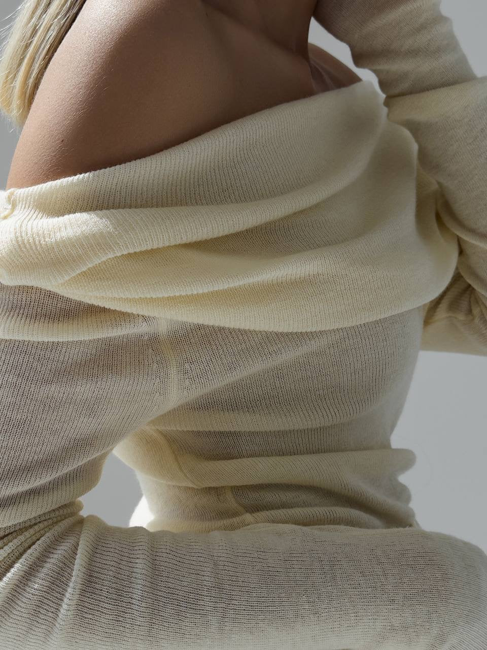 Zarif Omzu Açık Bluz