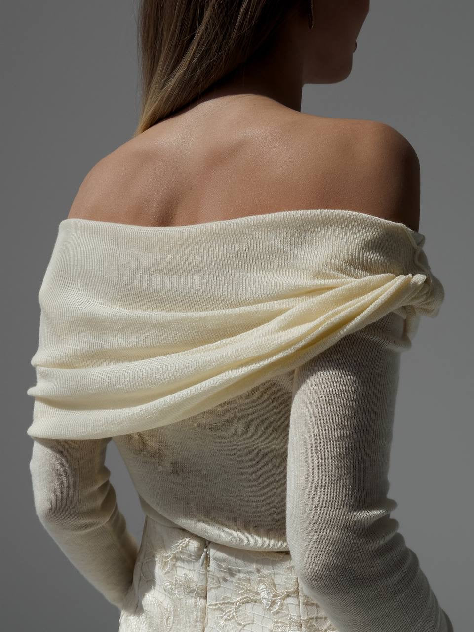 Zarif Omzu Açık Bluz