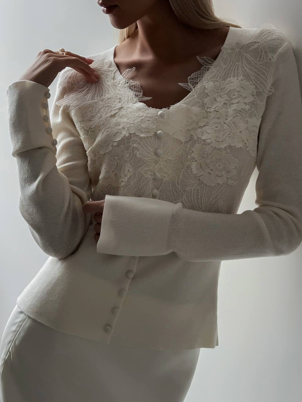Dantel Aplike Detaylı Krem Bluz