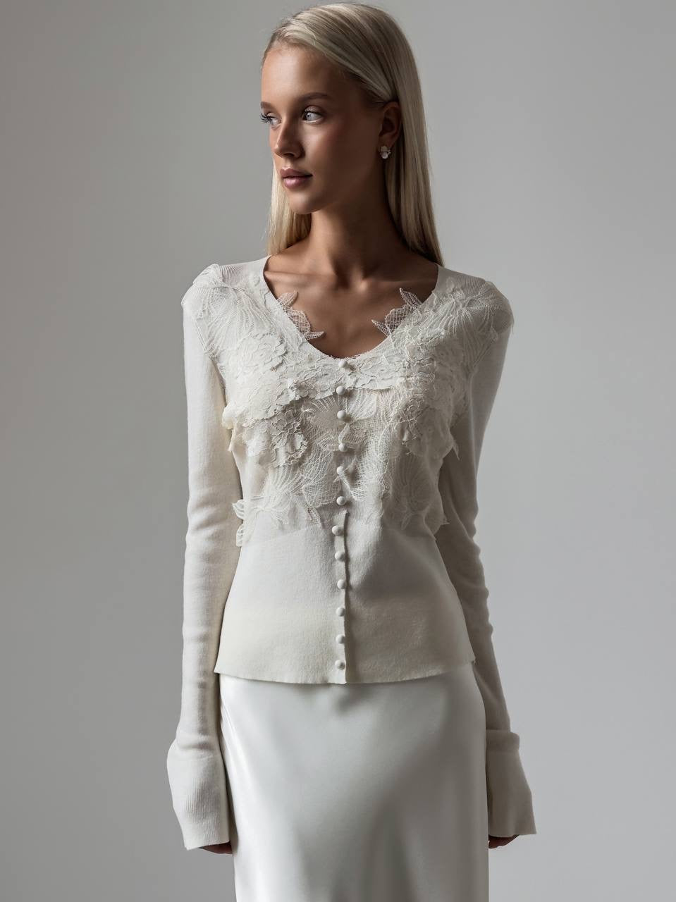 Dantel Aplike Detaylı Krem Bluz